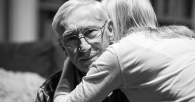 Na péči doma jsou pečující často sami. Proč tomu tak je?