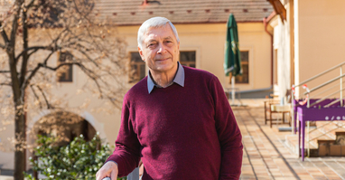 MUDr. Petr Herle: 47 let zkušeností praktického lékaře dnes dává těm nejkřehčím seniorům v Sue Ryder