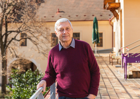 MUDr. Petr Herle: 47 let zkušeností praktického lékaře dnes dává těm nejkřehčím seniorům v Sue Ryder