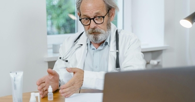 Senioři u lékaře: Co všechno se pojí s preventivní péčí o zdraví?