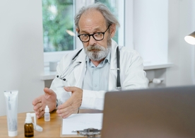 Senioři u lékaře: Co všechno se pojí s preventivní péčí o zdraví?