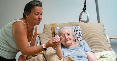 Pošlete paní Růženku na cestu kolem světa aneb pohlednice online pro seniory v Sue Ryder!