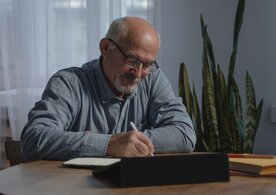 Darovat majetek za života, nebo rozhodnout o jeho rozdělení v závěti? Co je výhodnější? 