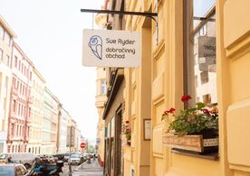 Každý nákup může pomáhat. Jak dobročinné obchody Sue Ryder propojují udržitelnost s péčí o seniory